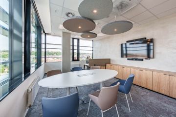 Closed workspace with conference seating