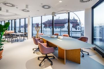 Velké zasedací stoly slouží pro porady obchodních klubů