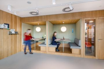 Záběr na silent room s dřevěným obkladem.