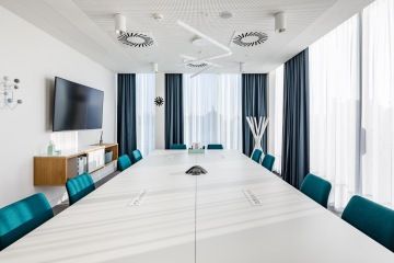 Velká zasedací místnost je ukázkou toho, jak má vypadat ergonomické prostředí - meeting room