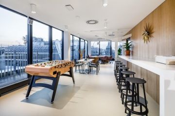 Moderní pracovní prostředí pro zaměstnance s fotbálkem