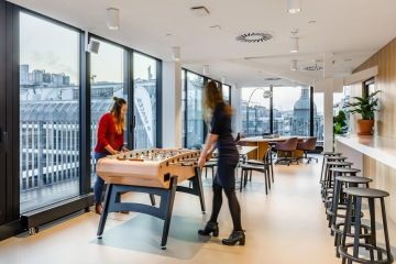 Fotbálek v pracovním prostředí s komfortním interiérem v co-workingu Spaces Albatros