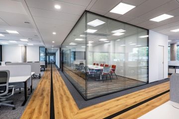 Prosklená zasedací místnost s běžeckou dráhou v kancelářích STATS Perform