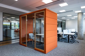 Oranžový phone booth v open space kanceláři