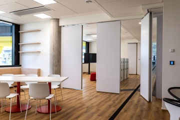 Flexibilní kancelářská prostor s mobilními stěnami vytvářející variabilní prostory