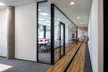 Chodba s prosklenými příčkami ve stylu běžecké dráhy