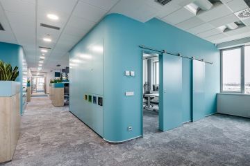 The neighbourhood has a special part called the focus hub. It features mobile walls, thanks to which it can be divided into three rooms and used for quiet work requiring a high level of concentration