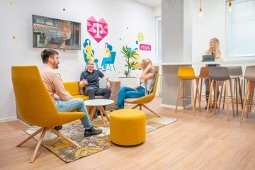 Relaxation zone for meeting employees in playful colors