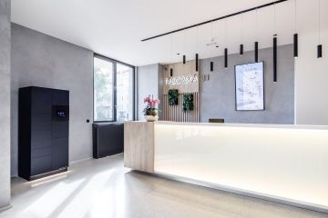 Nad recepcí se nachází podsvětlený nápis Táborská 31