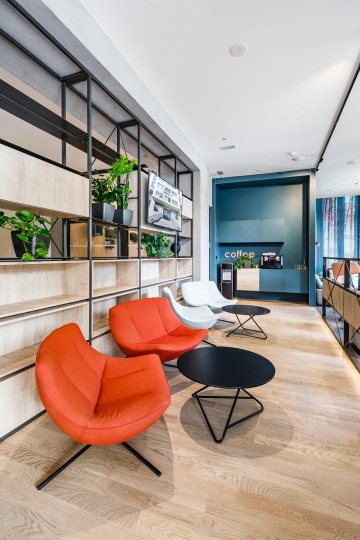 Modrozelený box je nepřehlédnutelný v relax místnosti