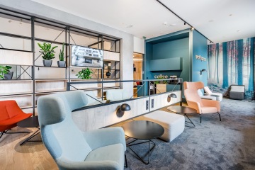 Workplace s kobercem a tapetou s motivem lesa