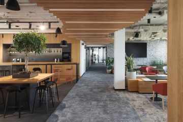 Chodba v kanceláři s designem inspirovaným japonskou estetikou.