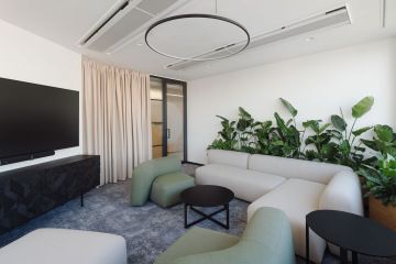 Odpočinková místnost s pohovkou a televizí