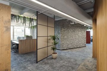 Chodba v kanceláři s designem inspirovaným japonskou estetikou.