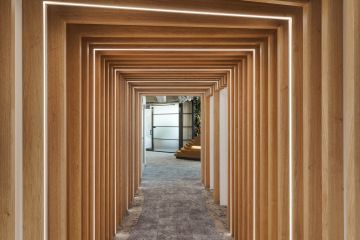 Lamelový průchod s výhledem na recepci