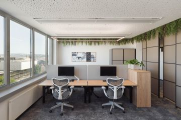 Pracovní prostor obklopený zelení