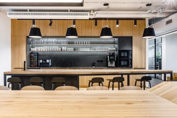 Industriální styl firemní kuchyňky v dřevěném stylu ve firmě Takeda