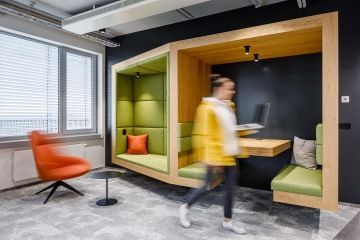 Odpočinková zóna ve firmě Takeda s komfortním interiérem pro relax zaměstnanců