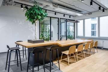 Kuchyňský ostrůvek z masivního dřeva v moderním interiéru společnosti Takeda