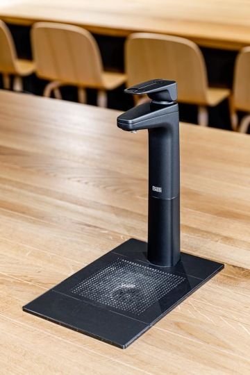 Designová vodovodní baterie ve firemní kuchyňce