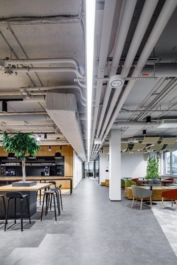 Pracovní prostor v moderním provedení s relax zónou pro odpočinek zaměstnanců ve firmě Takeda