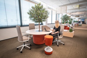 Nové flexibilní kanceláře společnosti Vodafone s nábytkem Actiu a atypickými přírodními prvky