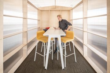 Komfortní zasedací místnost s barovým posezením s možností stání v kancelářích Vodafone