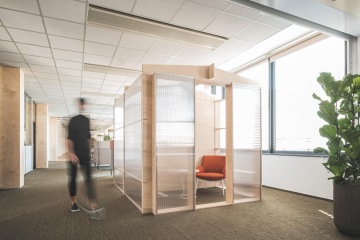 Minimalistické prostředí kanceláří Vodafone s odhlučněnými boxy pro soustředěnou práci