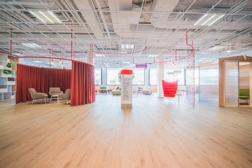 Agilní pracovní prostředí s atypickými prvky a akustickými závěsy v kancelářích Vodafone