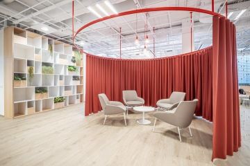 Flexibilní kancelářské prostředí s akustickými prvky ve formě závěsů