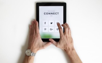 multifunkční-mobilní-aplikace-technologie-v-práci-tablet-designové-kanceláře-CAPEXUS