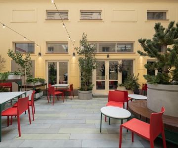 kavárenská terasa s červenými designovými židlemi