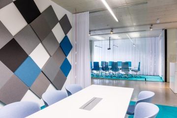 Jemné modro bílé provedení zasedacích místnost v kombinaci s bodovým osvětlením.