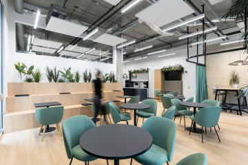 Flexible common area with seating
