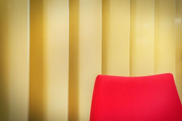 V prostoru recepce jsou použity zlaté lamely shodné s venkovními lamelami fasády.