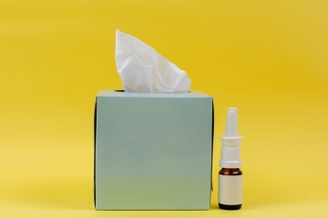 Nose spray with tissues