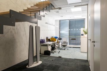 Ocelová boční schodnice a subtilní skleněné zábradlí vytváří jedinečný vzhled ve firmě MS Invest