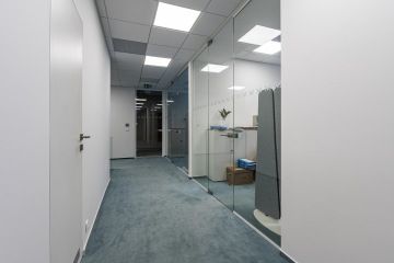 Chodba ve firmě MS Invest s betonovými prvky a akustickými panely