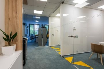 Bezrámová subtilní příčka a optický předěl v koberci jako prvek, který nepřehlédnete ve firmě MS Invest