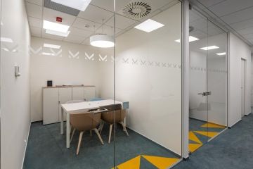 V kancelářích firmy MS Invest nechybí úložné prostory a sezení s odpočinkovými zónami
