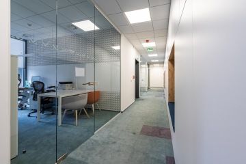 Prosklená kancelář ve firmě MS Invest s designovým interiérem od firmy Actiu