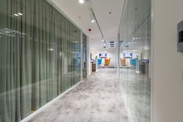 Konferenční zóna ve firmě MS Invest s ikonickými křesly Badminton od značky Actiu