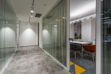 Náhled do zasedací místnosti s betonovými prvky ve firmě MS Invest