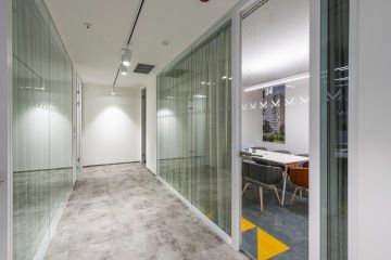 Náhled do zasedací místnosti s betonovými prvky ve firmě MS Invest