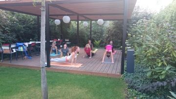 healthy-working-style-morning-yoga-CAPEXUS-design-offices