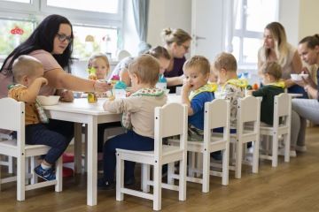 Děti u jídelního stolu