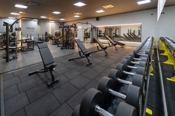 Posilovací stroje na zvedání činek