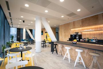 Prostor k setkávání ve dřevě a odstínech žluté