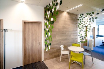 Liitmotivy a dekorace s motivy listů na skleněných stěnách v prostorách QBE.