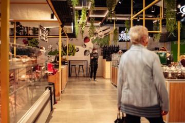 designová prodejna propojující rustikální styl s dřevěnými prvky